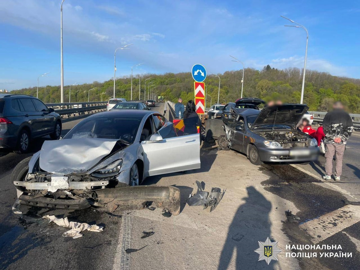 У Києві сталася смертельна ДТП на Дарницькому мосту