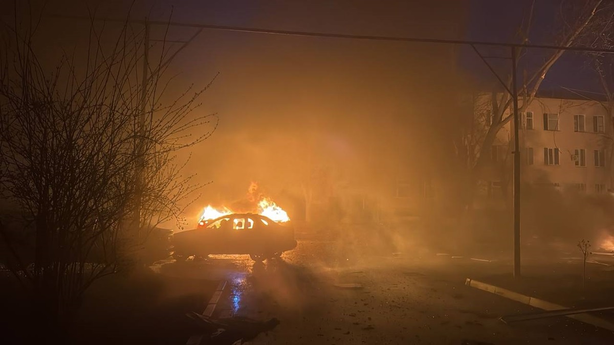 У Конотопі влучило в будинок, горить адмінбудівля