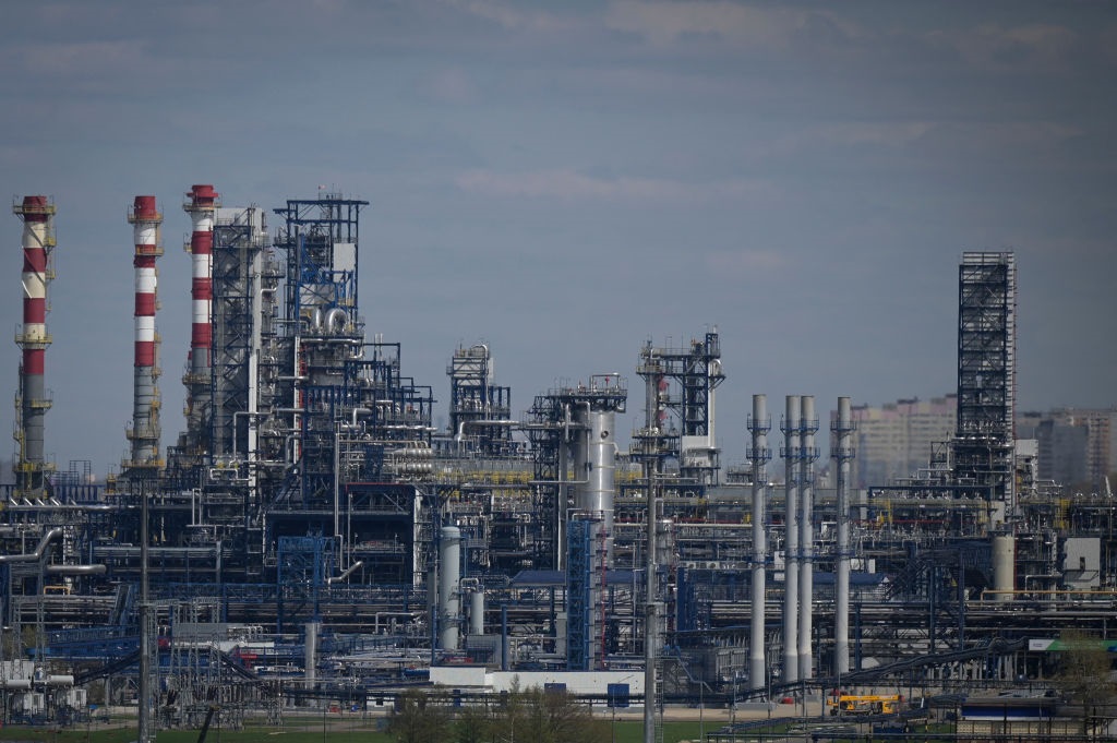 Два найбільші НПЗ РФ зупинили переробку нафти