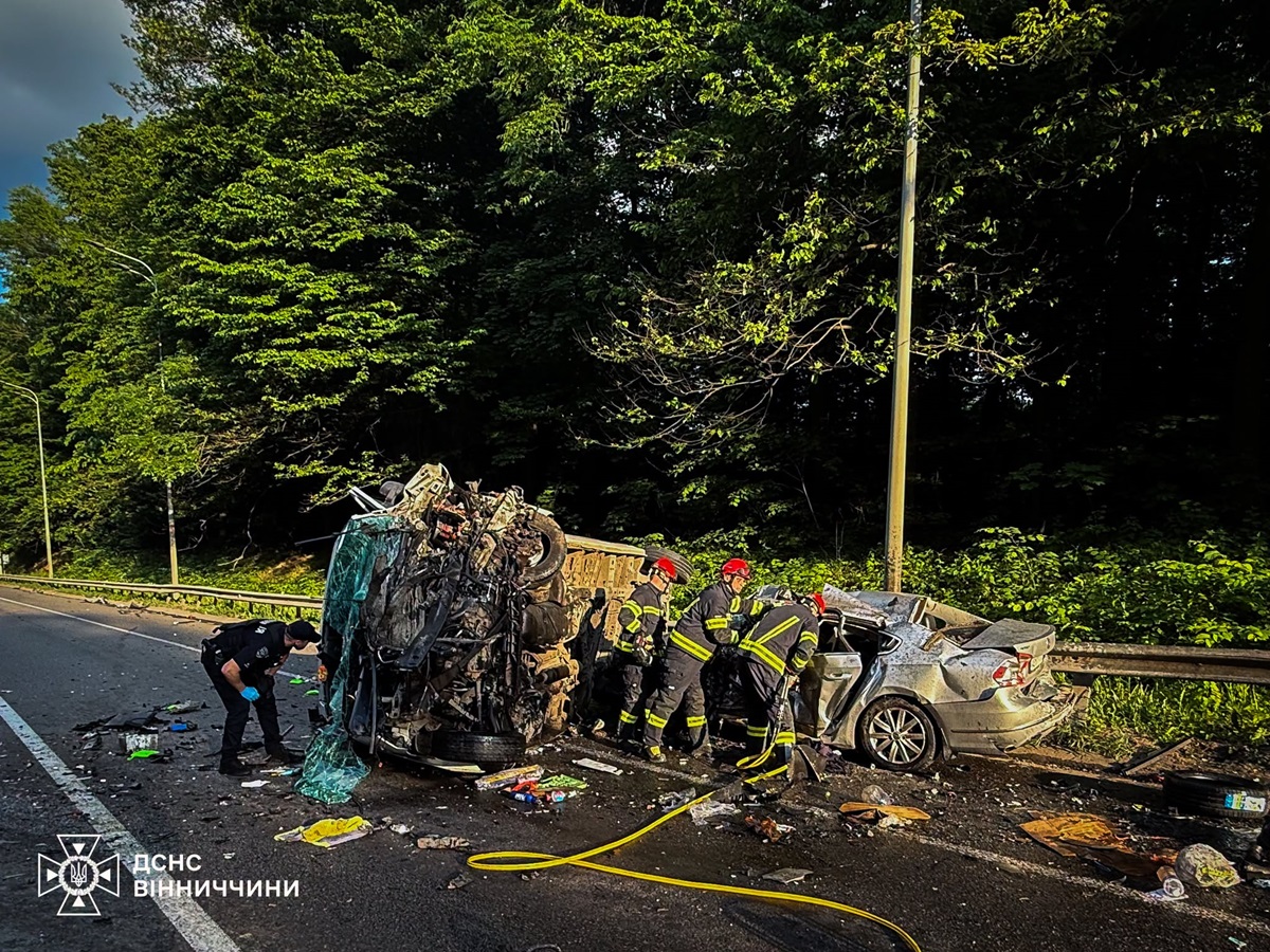 Під Вінницею зіткнулися три легковики й вантажівка